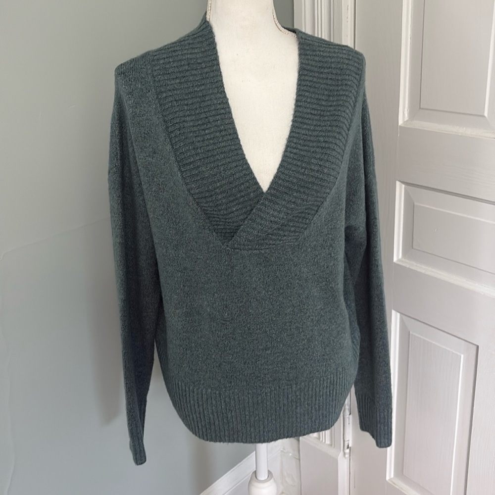 Evereve Sweater Size Small Teal Green Soft‎ V-Neck Size Small